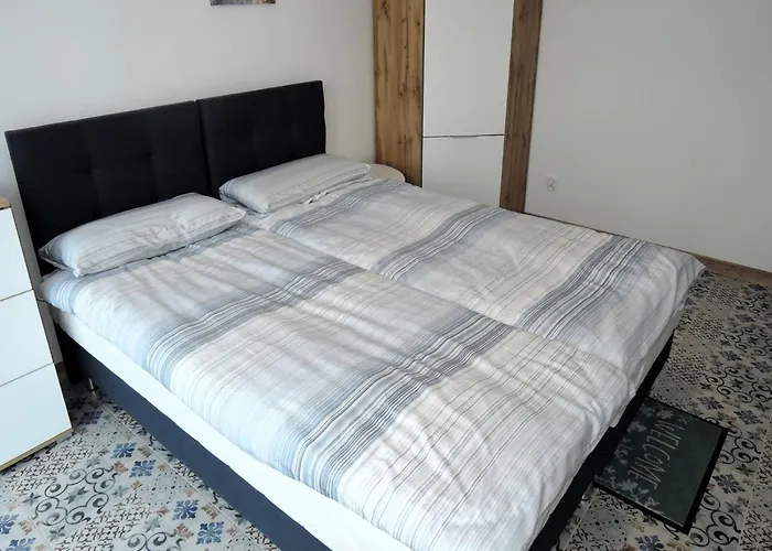 In Mrze Yno By Sandy Beaches *